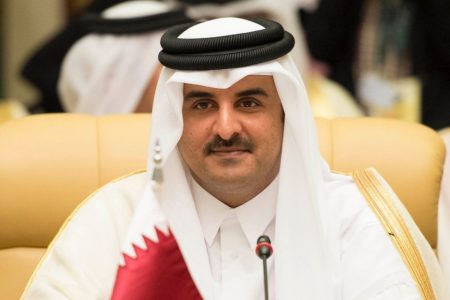أمير قطر يمنح سفير تركيا وساما مرصعا بالألماس والياقوت