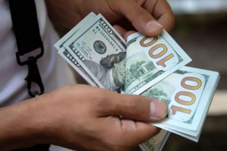 الدولار عند أدنى مستوى في عامين ونصف العام