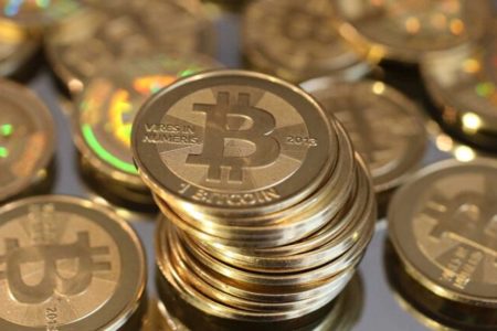 عملة “البيتكوين” ترتفع وتسجل مستوى تاريخيا جديدا