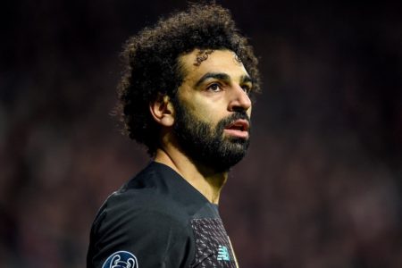 صلاح ينشر صورة طريفة له مع “تريزيغيه”