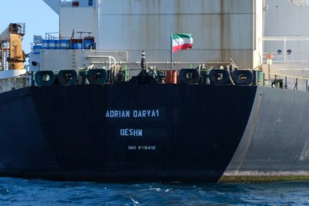 إيران تنشر صورا لناقلتي نفط “متجهتين” إلى لبنان