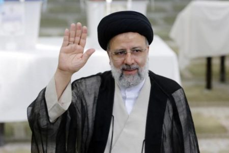 الرئيس الإيراني يزور أول دولة خليجية له